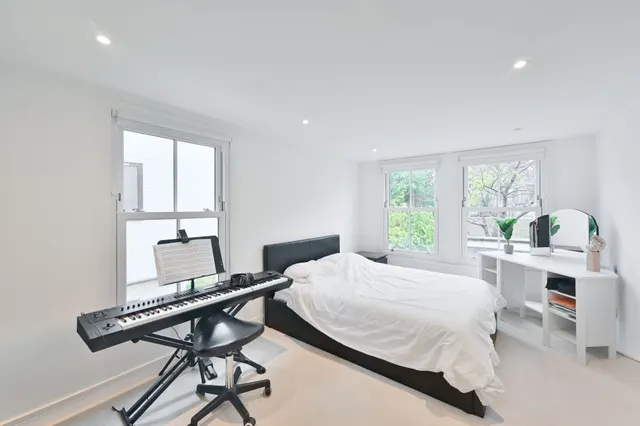 Photo 3 — Apartment 3, 82 Meadow Road, London