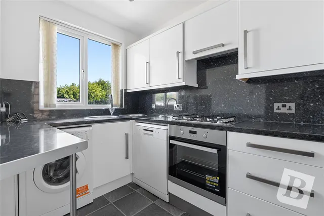 Latimer Drive, Basildon, SS15, photo 3
