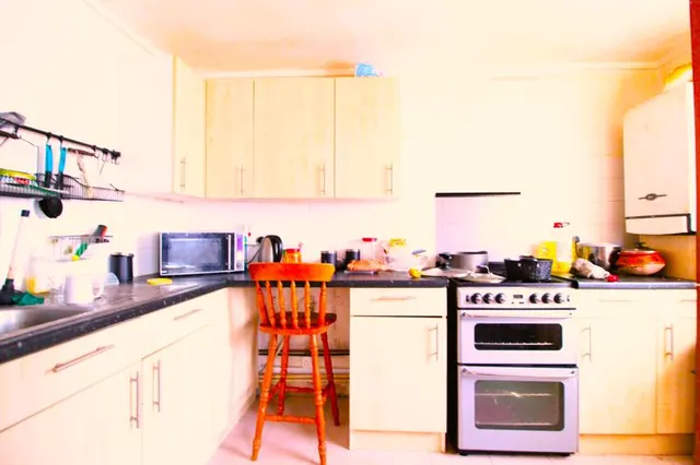 Photo 3 — Essex Close, Luton LU1 3EJ
