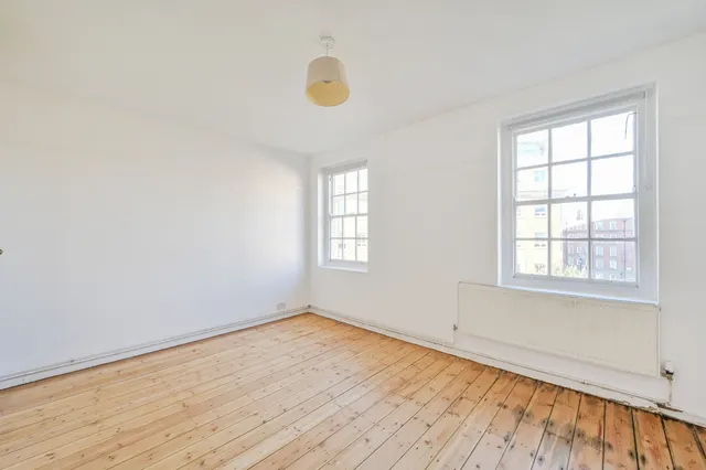 Photo 3 — Flat E, 1 Ebury Bridge Road, London
