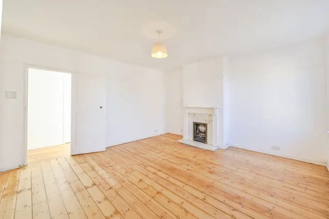 Photo 2 — Flat E, 1 Ebury Bridge Road, London
