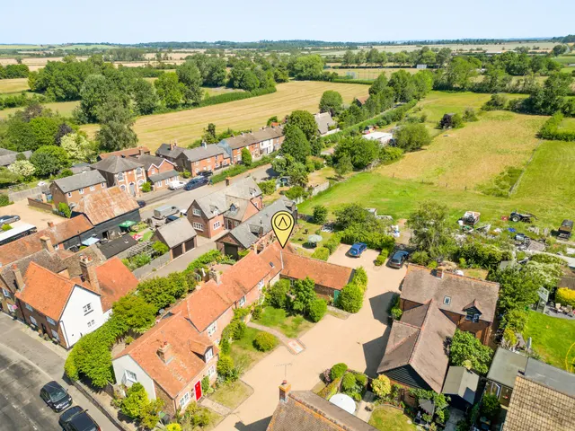 Tring Road, Long Marston, photo 1