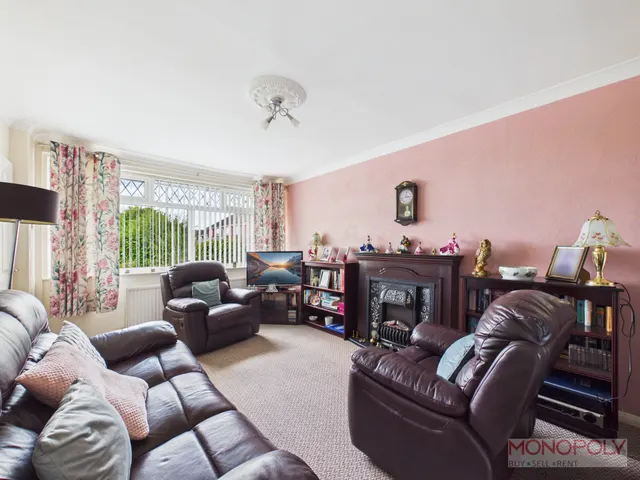 Ffordd Gryffydd, Llay, LL12, photo 3