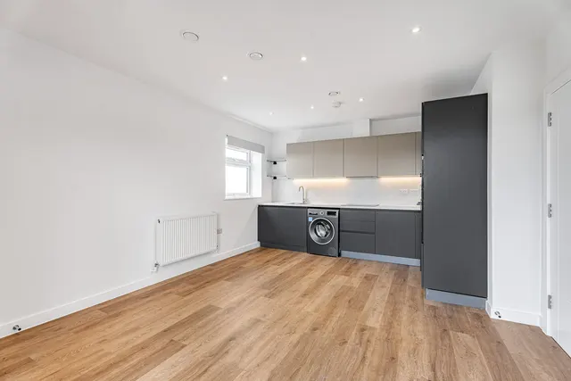 Montague Road, London, SW19, photo 1