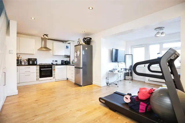 Photo 2 — Frensham Close, Banbury, Oxfordshire, OX16