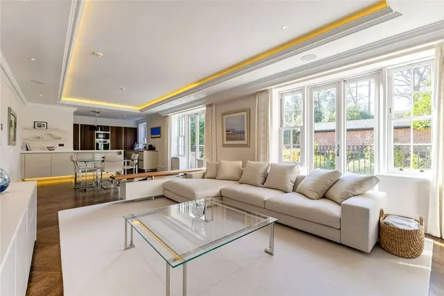 Photo 2 — Oxshott Lodge, Leatherhead Road, Oxshott, Surrey, KT22 0JE
