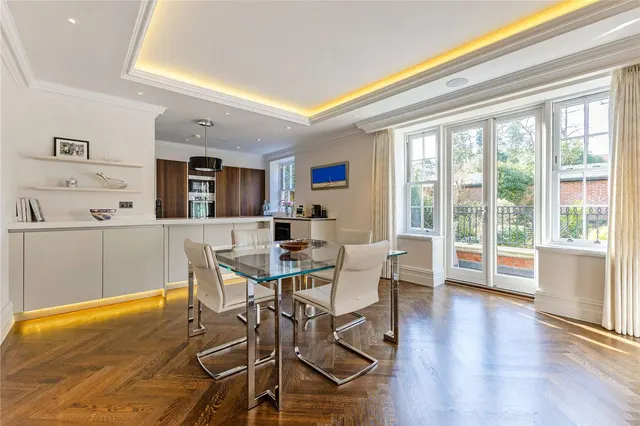 Photo 3 — Oxshott Lodge, Leatherhead Road, Oxshott, Surrey, KT22 0JE