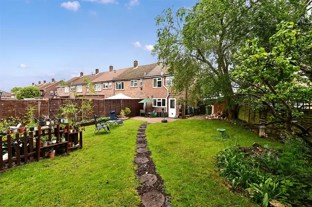 Manfield Road, Ash, Guildford, Surrey, GU12 6NE, photo 1