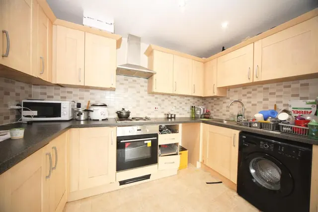 Photo 3 — Holly Street, Luton LU1 3DF