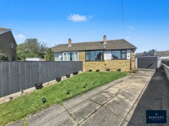 Chevins Close, BATLEY, West Yorkshire WF17 0QQ, photo 1