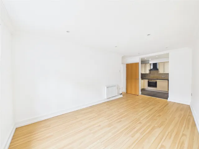 High Street, Hampton, TW12, photo 2