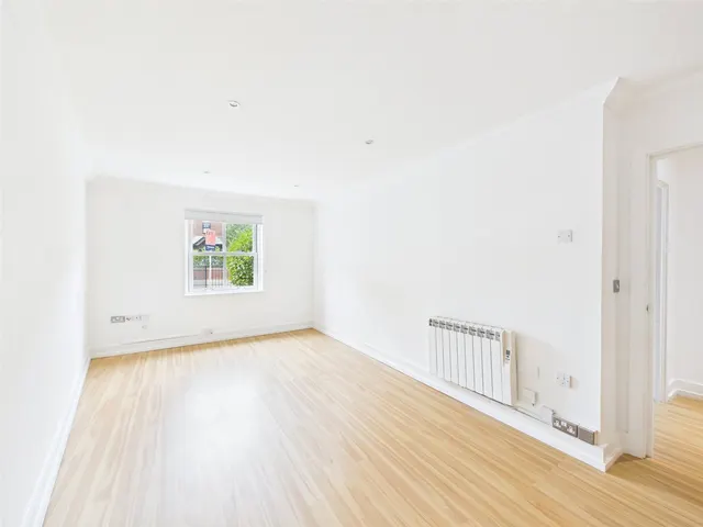 High Street, Hampton, TW12, photo 3