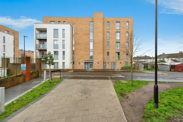 Manor Lane, Feltham, TW13, photo 1