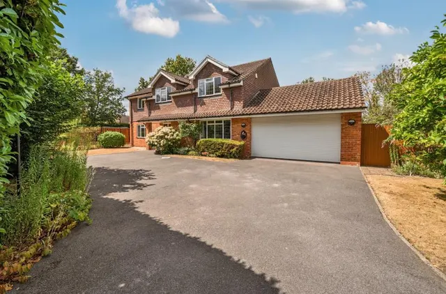Chandlers Lane, Yateley, GU46, photo 1