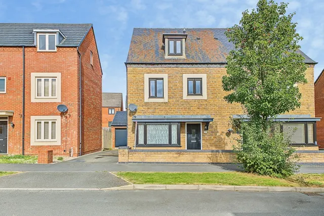Balmoral Close, Northampton, NN5, photo 2