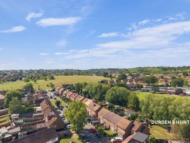 Collard Avenue, Loughton, IG10, photo 1