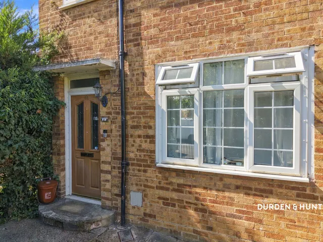 Collard Avenue, Loughton, IG10, photo 2