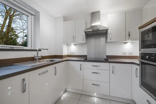 London Road, Guildford, GU1, photo 2