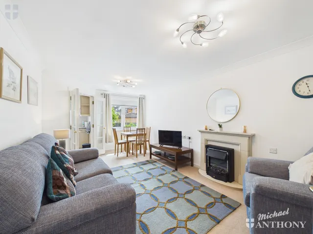 Photo 2 — Pearl Court, Croft Road, Aylesbury, HP21 7BY