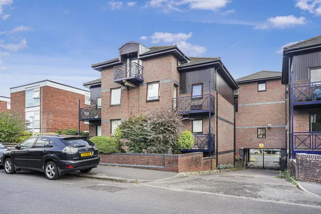 Chingford Avenue, Chingford, E4, photo 1