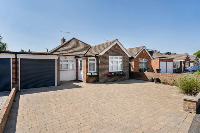 Stewart Avenue, Shepperton, TW17, photo 1