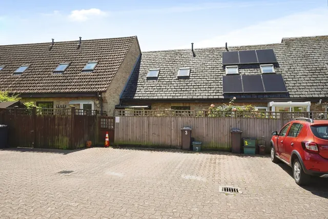 Photo 2 — Fieldcourt Farmhouse, Courtfield Road, Quedgeley, Gloucester, GL2