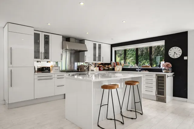 Old Avenue, West Byfleet, KT14, photo 3