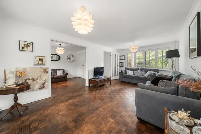 Old Avenue, West Byfleet, KT14, photo 2