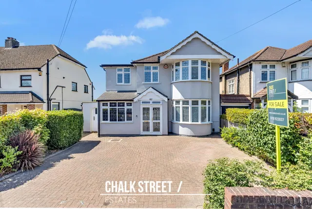 Pettits Lane, Romford, RM1, photo 1