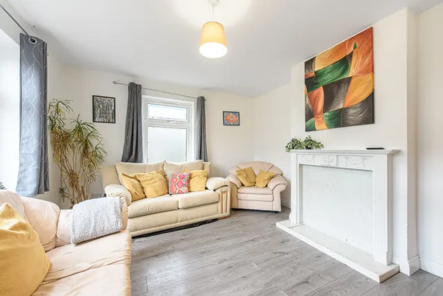 Photo 3 — 9 Rushden Gardens, London