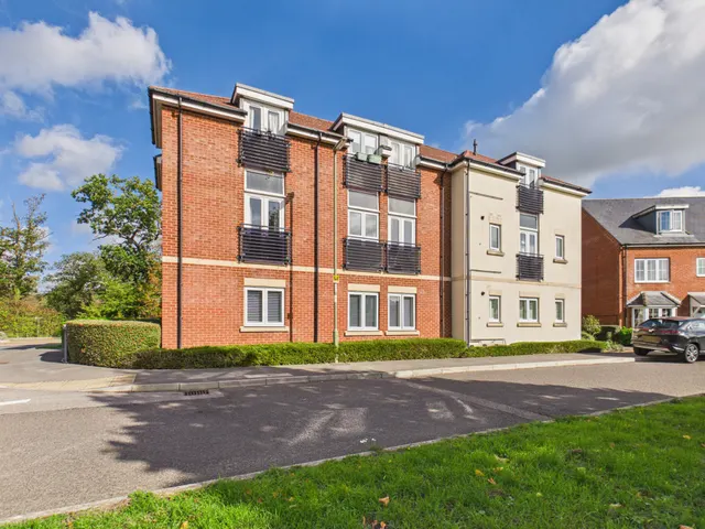 The Den, Tadley, RG26, photo 1