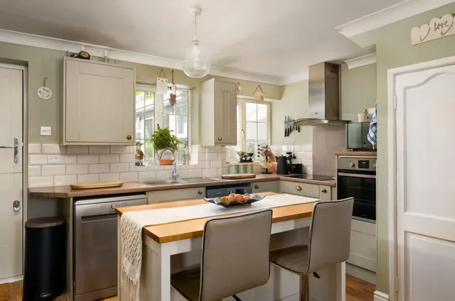 Photo 2 — Middle Close, Newbury, RG14