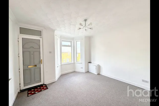 Magpie Hall Road, Chatham, ME4, photo 2