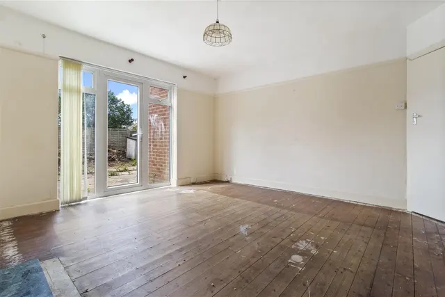 Photo 3 — Chesham Close, Goring-By-Sea, Worthing