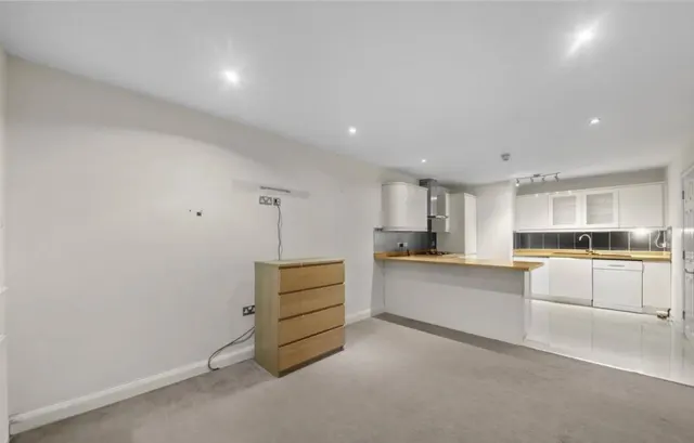 Oakland Court, Cranford Lane, Hayes, UB3 5HD, photo 1