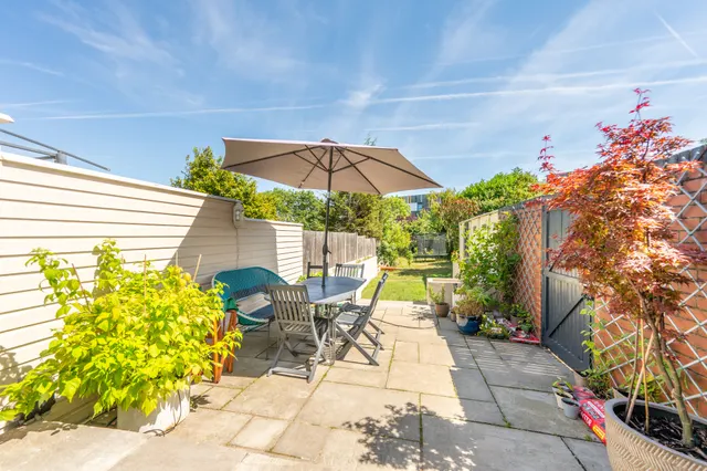 Photo 2 — 115 Vincent Gardens, London