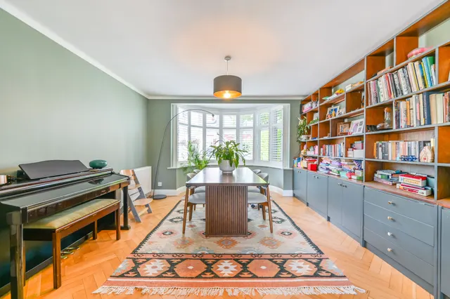 115 Vincent Gardens, London, photo 1