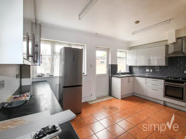 Greenland Crescent, Southall, UB2, photo 2