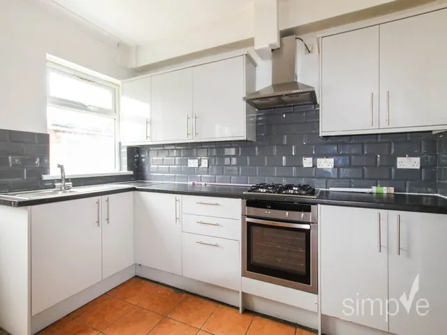 Greenland Crescent, Southall, UB2, photo 1