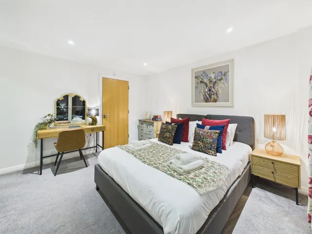 Photo 3 — 701 Ingot Tower, 28 Ursula Gould Way, London