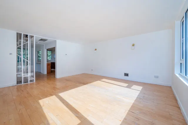 Photo 2 — 106 Holders Hill Road, London