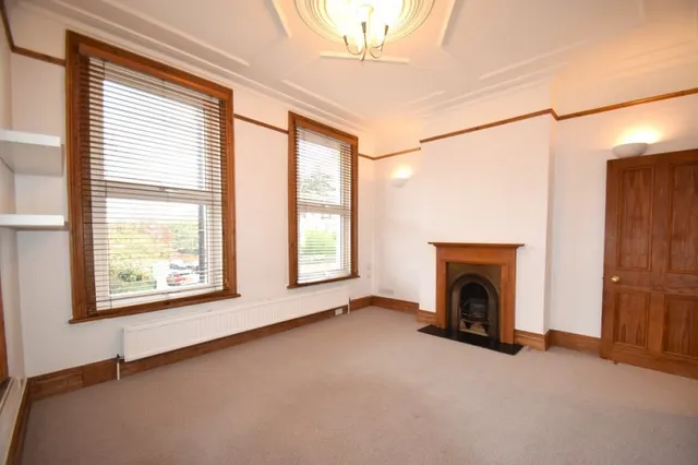 Chiswick High Road, W4, photo 2