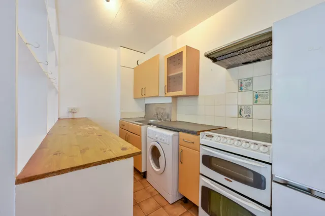 Photo 3 — 29 Claudia Place, London