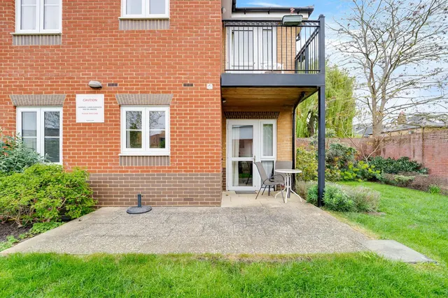 Churchfield Road, Walton-On-Thames, KT12, photo 3