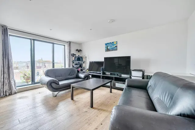 Photo 3 — Royal Crescent Road, Royal Crescent Apartments, SO14