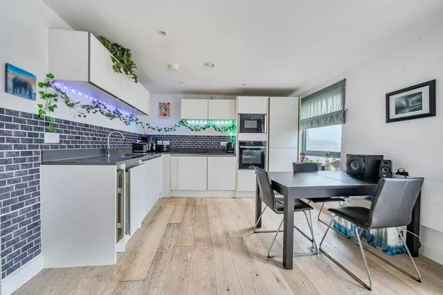 Photo 2 — Royal Crescent Road, Royal Crescent Apartments, SO14