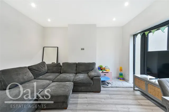 Runnymede Crescent, Streatham Vale, SW16, photo 3