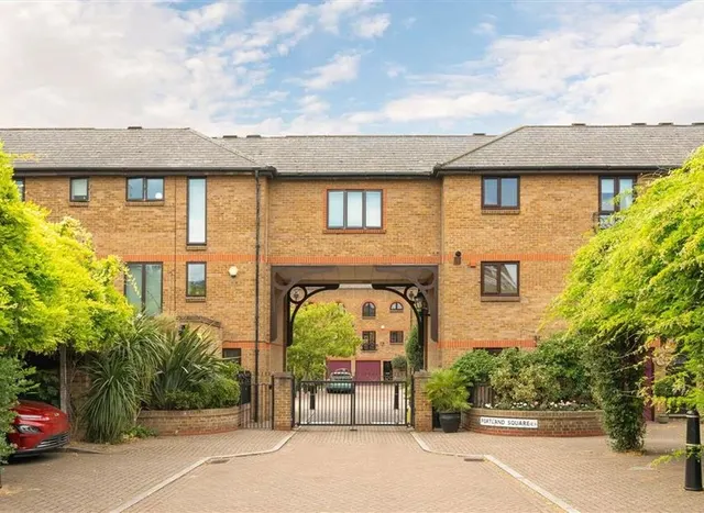 Portland Square, Wapping, E1W, photo 1