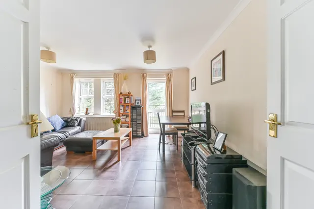 Photo 3 — Flat 3, Marlborough Court, 2a Birdhurst Road, South Croydon
