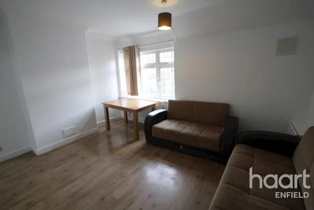 Percival Road, EN1, photo 2